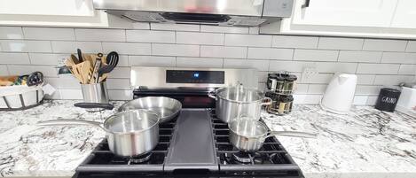 Een koelkast, een microgolfoven, een oven, een kookplaat