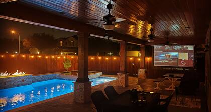 Luxurious Large Modern Home, heated spa and pool