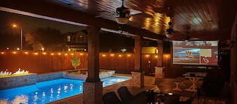 Luxurious Large Modern Home, heated spa and pool