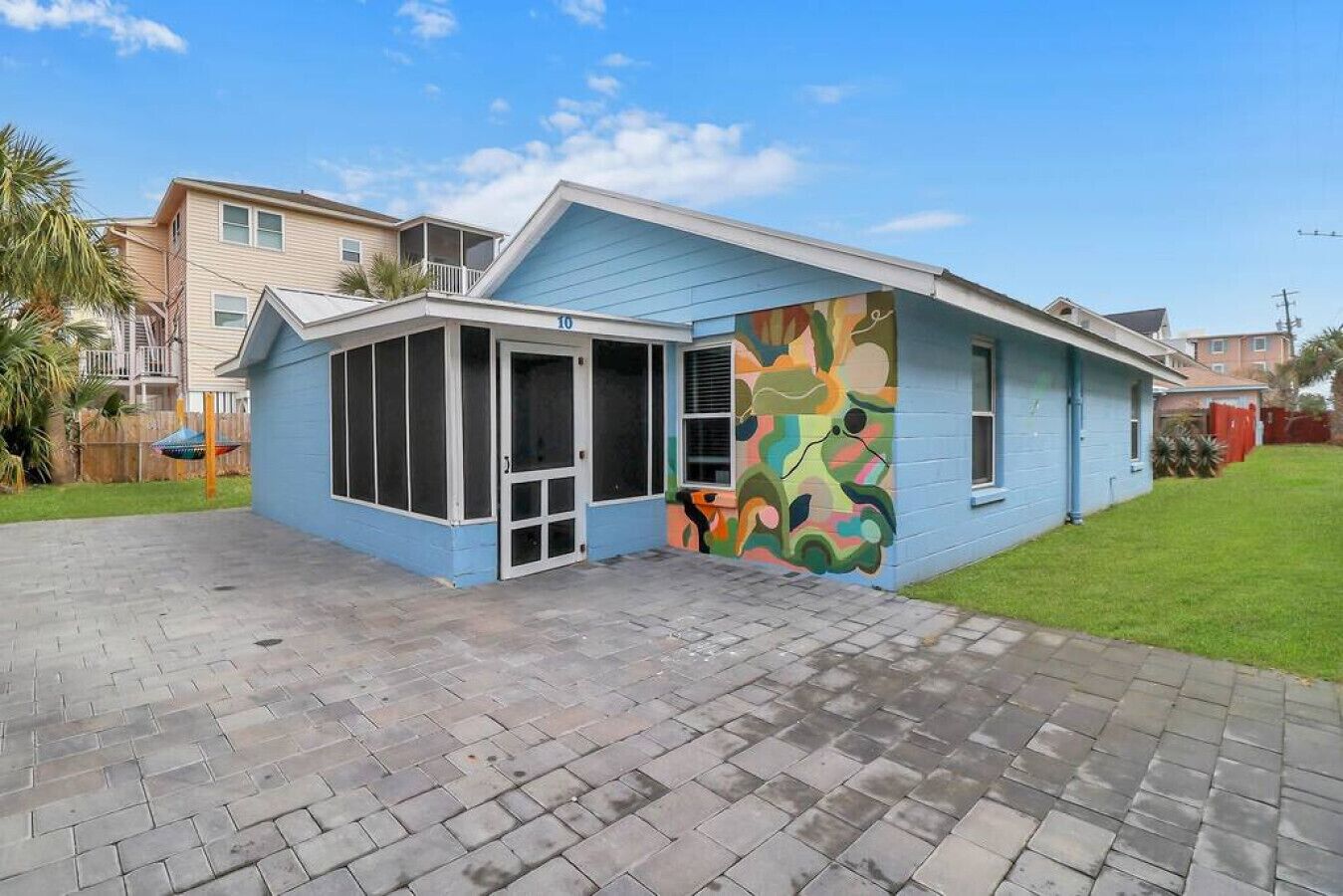 Coconut Crab Cottage: 4 BR Home STEPS from Beach!