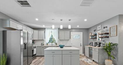 Private NEWLY Renovated 4 BED Family Friendly Home near URI, Beaches, Weddings..