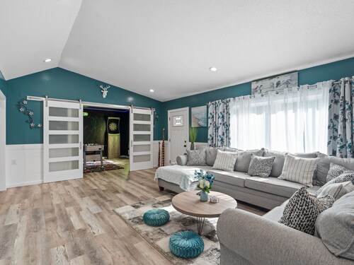 Private NEWLY Renovated 4 BED Family Friendly Home near URI, Beaches, Weddings..