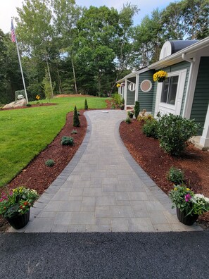 Property grounds - Private NEWLY Renovated 4 BED Family Friendly Home near URI, Beaches, Weddings.. (South Kingstown)