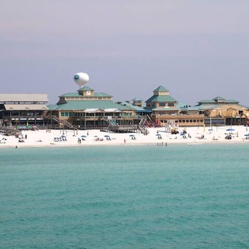 Modern 2 Bedroom Townhome Minutes from the Beach!!