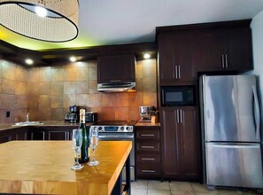 Geladeira, micro-ondas, fogão, cooktop