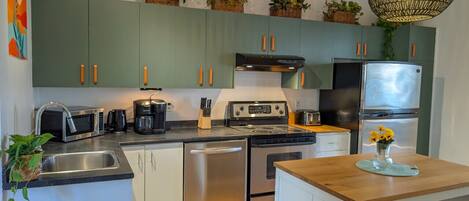 Geladeira, micro-ondas, fogão, cooktop