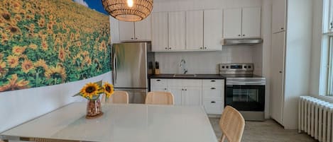 冷蔵庫、電子レンジ、オーブン、コンロ