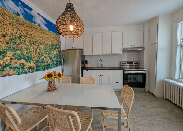 Fridge, microwave, oven, stovetop