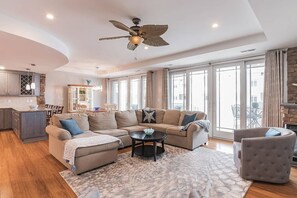 Smart-tv, een open haard, een dvd-speler en tafelvoetbal