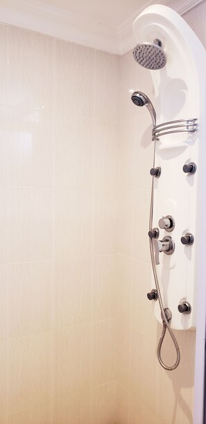 Dusche, Haartrockner, Handtücher, Toilettenpapier