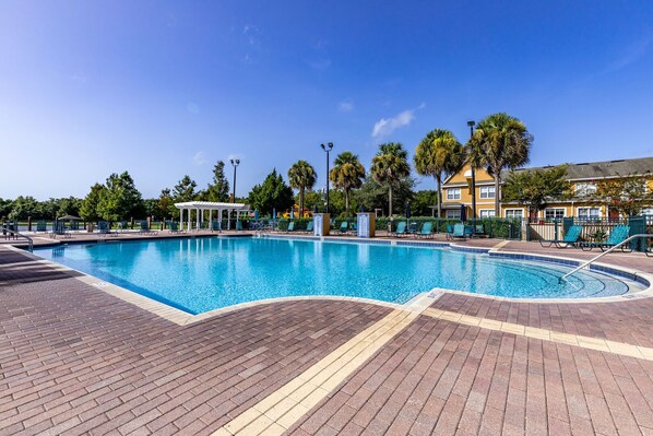 Outdoor pool - Seven Dwarfs Vacations Resort (Kissimmee)