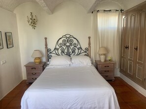 2 chambres, coffre-fort, fer et planche à repasser, lit de bébé portatif