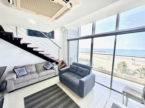 エクスクルーシブ アパートメント | リビング エリア | 50 インチのLED テレビ (デジタル放送視聴可)、テレビ