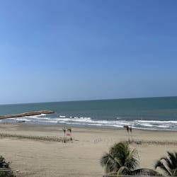 Playa en los alrededores y playa de arena blanca