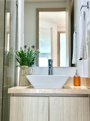 Apartment | Bathroom | Shower, rainfall showerhead, hair dryer, towels - U-GO Edificio Murano Elite, Bocagrande (Cartagena)