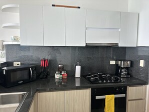 スーペリア アパートメント | 専用キッチン | 大型冷蔵庫、電子レンジ、オーブン、コンロ