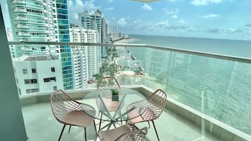 Luxury Apartment | Tempat makan luar