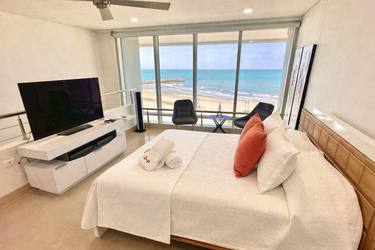 Apartment (OQ02H) | Egyptian cotton sheets, premium bedding, pillowtop beds, desk