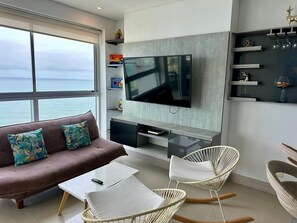 Superior Apartment | Living area | 50-inch LED TV with digital channels, TV - U-GO Edificio Murano Elite, Bocagrande (Cartagena)