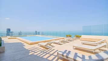 2 outdoor pools