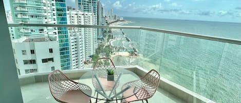 Luxury Apartment | Outdoor dining