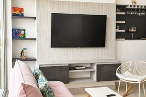 A modern living room with a flat-screen TV, a sofa, a chair, and a coffee table. - U-GO Edificio Murano Elite, Bocagrande (Cartagena)