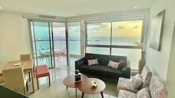 Luxury-Apartment | Wohnbereich | 50-Zoll-LED-Fernseher mit Digitalempfang, Fernseher