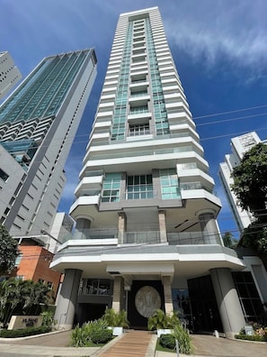 Vista frontal de la propiedad