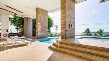 2 kolam renang terbuka