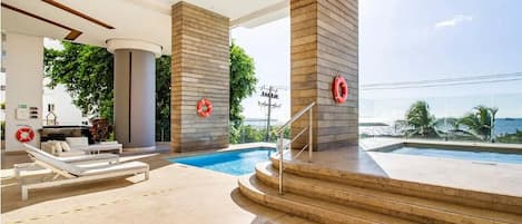 2 albercas al aire libre