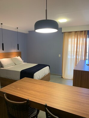 Eenvoudige kamer | Een bureau, een laptopwerkplek, gratis wifi, beddengoed