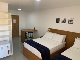 Escritorio, espacio para trabajar con laptop y wifi gratis 