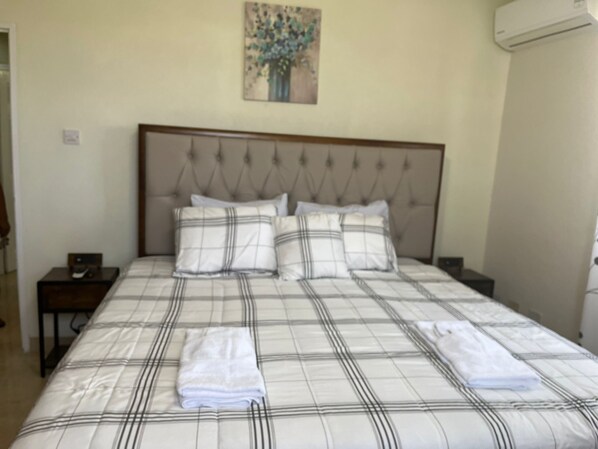 2 chambres, coffres-forts dans les chambres, fer et planche à repasser