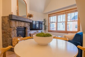 Dining - Remodeled modern ski-in/ ski-out condo in Keystone, 1 bd/1 ba, sleeps 4 (Keystone)