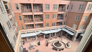 A courtyard with outdoor seating, a fire pit, and a chessboard. - Remodeled modern ski-in/ ski-out condo in Keystone, 1 bd/1 ba, sleeps 4 (Keystone)