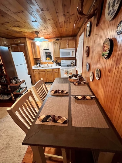 Small cozy cabin with grill & fire pit close to beaches, skiing, biking and URI.