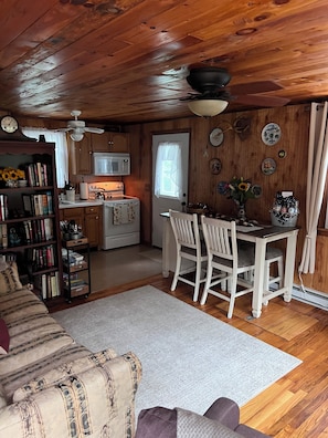 Smart-TV, Kamin, Bücher