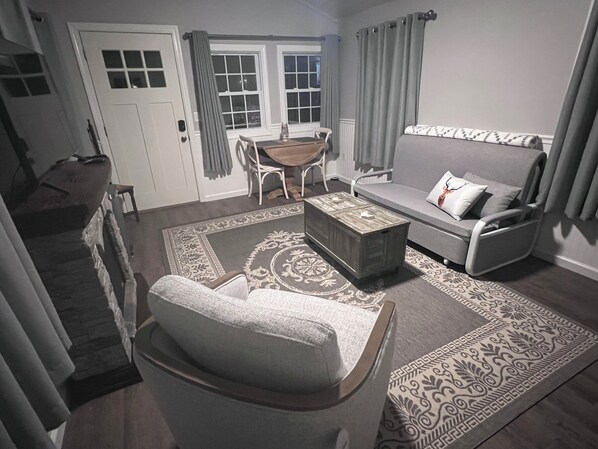 Smart-TV, Kamin, Bücher