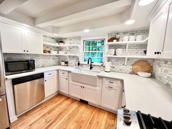 Fridge, microwave, oven, stovetop - 4 BR/2.5 BA Lake House | Pets OK | Fire Pit | Dock (Tully)