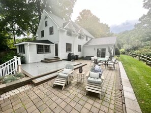 Outdoor dining - 4 BR/2.5 BA Lake House | Pets OK | Fire Pit | Dock (Tully)