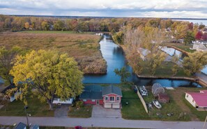 Exterior - Catch on the Canal - Waterfront Getaway Near Casino, Dining & Entertainment (Standish)