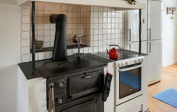Køleskab, mikrobølgeovn, kogeplade, opvaskemaskine