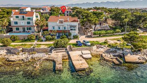 A coastal property with a swimming pool, stone pathways, and a view of the sea and mountains. - 1 bedroom stunning apartment in Kosljun (Kosljun)