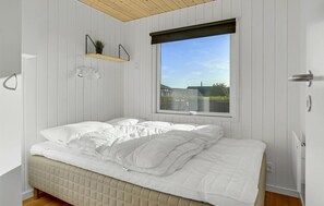 3 bedrooms, travel crib, free WiFi - Amazing home in Juelsminde with WiFi (Juelsminde)