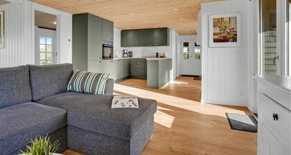 Amazing home in Juelsminde with WiFi