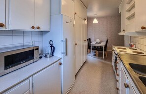 Réfrigérateur, four, plaque de cuisson, cafetière/bouilloire