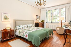 3 bedrooms, desk, iron/ironing board, travel cot