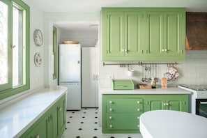 Réfrigérateur, micro-ondes, four, lave-vaisselle