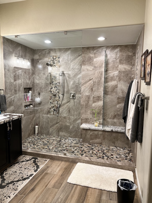 Combined shower/tub, hair dryer, towels, soap - Desert Ridge < 5 min away from the JW Marriott, WildfireGolf Club and Scottsdale (Phoenix)