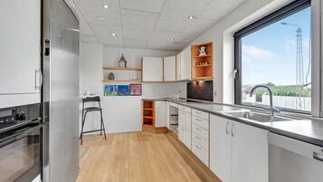 Een koelkast, een vaatwasser, een koffiezetapparaat/waterkoker